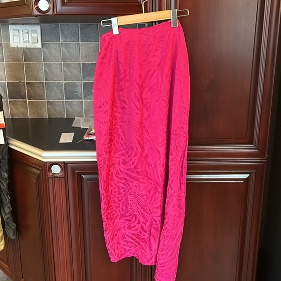 ZARA fuschia wrap skirt with buckle size large - Picture 9 of 11